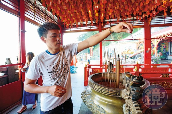 從財神殿求到發財符後,建議再過香爐三圈請求財神加持。