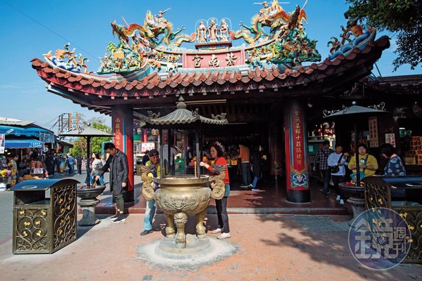 南投紫南宮以借發財金聞名全台。