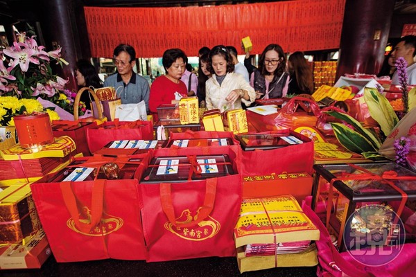 很多信眾專程到南投紫南宮,擲筊求祈福金雞,還會不定時將金雞帶回紫南宮繞香爐,請土地公加持。