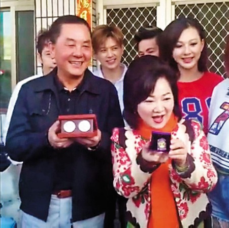 藝人白冰冰(前右)曾到紫南宮排隊領錢母,左為紫南宮主委莊秋安。(翻攝白冰冰臉書)