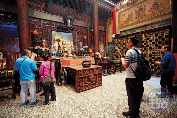 來武德宮除了向五路武財神求財外,很多香客還會擠進神龕前的小通道,向黑虎將軍求財。