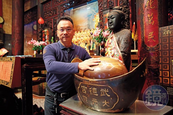 武德宮正殿二側有金元寶和聚寶盆供信眾觸摸沾財氣,但切記勿觸碰神尊,以免冒犯神明。