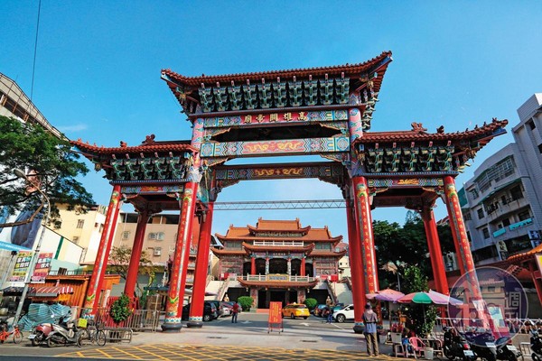 高雄關帝廟主祀關聖帝君,1樓供奉五路財神和四面佛。