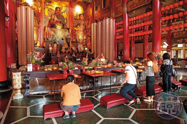 關帝廟是高雄知名廟宇,關公很受政治人物尊敬,春節期間常有政治人物到此發放紅包。