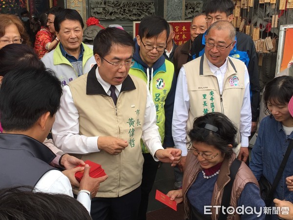 ▲台南市長黃偉哲大年一上午，前往安平觀音亭參拜「觀音佛祖」，在主委高明月陪同下，並向民眾拜年，發放「春滿興富」紅包，吸引眾多民眾排隊領取，現場大排長龍熱鬧滾滾。（圖／記者林悅攝，下同）