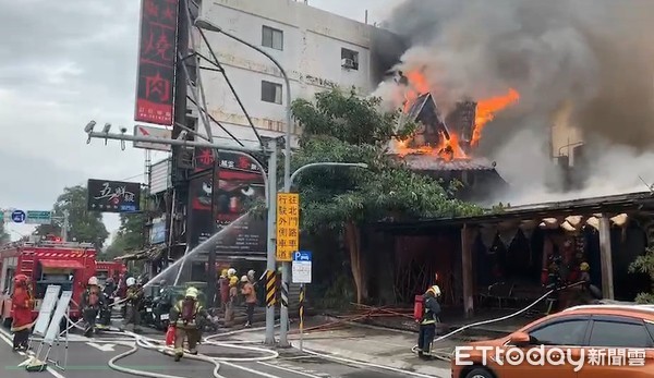 ▲台南市北區北門路二段1家燒烤店發生火警，整間店面陷入火海，消防局據報出動各式消防車27部及人員近百人前往搶救，火勢歷經1小時左右撲滅，幸無人員傷亡。（圖／記者林悅翻攝，下同）