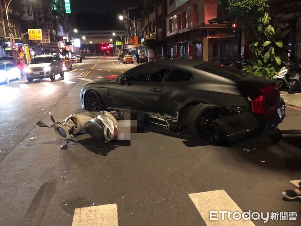 ▲▼千萬賓利遭國產轎車撞上後，又因「消光黑」被機車騎士撞上。（圖／記者陳豐德翻攝）