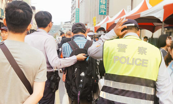 ▲▼ 旗山偷拍狼 。(圖/翻攝《爆料公社》)