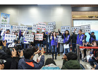 機師工會理事長李信燕帶領罷工華航機師於松山機場抗議喊口號說明訴求。（圖／記者林敬旻攝）