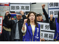 機師工會理事長李信燕帶領罷工華航機師於松山機場抗議喊口號說明訴求。（圖／記者林敬旻攝）