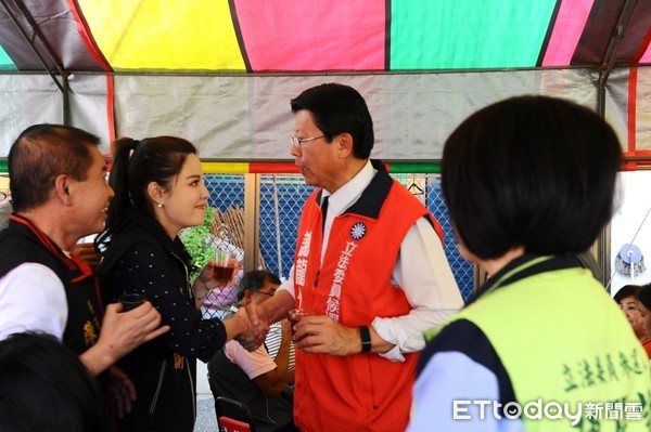 ▲台南市第二選區立委補選參選人陳筱諭，跑攤巧遇國民黨參選人謝龍介同框互動。（圖／記者林悅翻攝，下同）