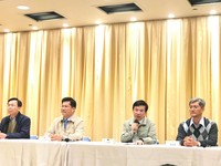 交部次長王國材指出，今天再次跟華航確認旅客賠償方案，最後確定不論團客、散客的食宿交通都實報實銷，散客總額則訂有不超過250美元的限制。