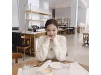 Jennie與成員們共度悠閒下午茶時間時，也穿著這件毛衣現身，在下午茶拍了許多網美萌照，笑得開心的可愛模樣，張張都意圖使人融化。