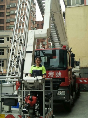 ▲新竹消防女力　將雲梯車開的像「溫馴的小貓」。（圖／新竹市政府提供）