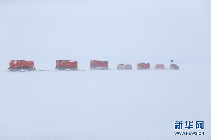 ▲南極科考內陸隊的車隊於2月8日行進在途中。（圖／翻攝自《新華社》）