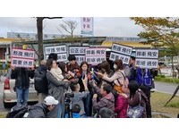昨日交通部對外指出，旅行社任何衍生費用採實報實銷、個人部分將高於空服員罷工的1天賠償100美元。但華航昨晚發出澄清，直指罷工為不可抗力因素，不在航空公司責任範圍，但華航基於照顧旅客權益，採取從寬認定。