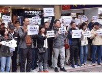 華航員工在東門站集結前往交通部抗議機師罷工。（圖／記者李毓康攝）