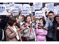 華航員工在東門站集結前往交通部抗議機師罷工。（圖／記者李毓康攝）