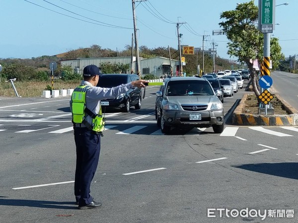 ▲台南市警三分局年假期間，事先規劃「交通快暢」措施，未有壅塞情形，民眾有感，在員警路口指揮交通時，豎拇指比「讚」，給與員警正面肯定。（圖／記者林悅翻攝，下同）