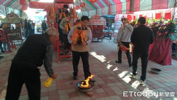 ▲全台開基四鯤鯓龍山寺，為恭祝清水祖師佛誕，大年初六舉辦過平安橋、鑽轎下及「踏火」儀式，台南市長黃偉哲親自到場上香祝壽，與全國信眾一同參與此一殊勝的科儀，讓信眾淨身去厄，平安民順心健康發財行運。（圖／記者林悅攝，下同）