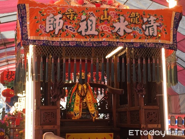 ▲全台開基四鯤鯓龍山寺，為恭祝清水祖師佛誕，大年初六舉辦過平安橋、鑽轎下及「踏火」儀式，台南市長黃偉哲親自到場上香祝壽，與全國信眾一同參與此一殊勝的科儀，讓信眾淨身去厄，平安民順心健康發財行運。（圖／記者林悅攝，下同）