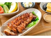 只用溫體豬，以韓式味增醬加上7、8種的調料，密密地醃上一整日，使其充分入味。帶著厚醬去烤，鹹香帶甘甜，瘦肉Q軟油花脆，吃起來很有嚼勁，越咬越香，就著白飯入口，味道剛剛好完美，果然是招牌。