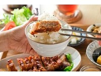 葉菜類、根莖類的新鮮生菜，可以單沾甜香甜香的胡蔴醬吃，配重口味的燒烤豬五花也很搭，取葉面大一點點的直接捲成韓式烤肉，變著法兒的，愛怎麼吃都行，總之是菜肉平衡，口感和諧。