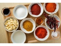 厚實又大塊的雞腿排，先接受韓式、西式混合辛香料的殷殷款待，靜置一日，讓豐富的調味滲入雞肉裡。