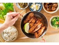 著薄粉以低溫姿態緩炸至肉熟，最後拉高油溫炸酥逼油，不讓醃製香料黑了咱雞腿排的嬌嫩本色。