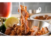 Duo特製勁辣雞腿排套餐，328元。外皮卡滋酥脆，腿肉鮮嫩香甜，調味混搭輕辣，輕點些檸檬解膩。裹的麵衣如此輕薄，即使是炸的也不覺得油膩，是比較講究健康的作法。粉嫩粉嫩的雞肉色澤，隱藏秘醃24小時的香味與辣度。