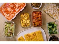 韓式蘿蔔泡菜、台式醃蘿蔔塊、黃金泡菜海帶絲、芝麻海帶芽、炒時蔬，還有滷得非常夠味的鵪鶉蛋。最厲害的是這軟嫩的玉子燒，鹹中帶甜蛋香濃厚，簡直小菜中的頭獎，小朋友都好愛這一道。