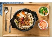 家常韓式牛肉冬粉鍋，238元。附兩樣小菜與白飯。用昆布熬煮的高湯湯頭，下鮮菇、豆腐等配料，待料將熟，再將事先用糖、醬油、洋蔥醃過的牛肉片，快炒出香氣後，入湯鍋一起滾煮。