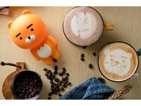 享用過各色美食餐點，請Duo Cafe專屬的吧檯咖啡師，給你來一杯細膩的拉花吧！Duo Cafe線條俐落的門面，像個很有個性的女孩，聰慧而不多言，靜立於河堤邊。