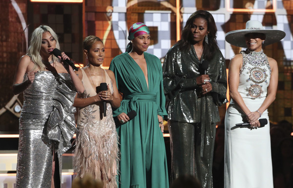 ▲▼第61屆葛萊美獎，由R&B天后艾莉西亞凱斯（Alicia Keys）擔任主持人，在典禮一開始就強調「姐妹」的力量，她頂頭帶著五位女性在開場時走上舞台，包括女神卡卡，演員潔達蘋姬史密斯（Jada Pinkett Smith、珍妮佛洛佩茲（Jennifer Lopez），以及前第一夫人蜜雪兒歐巴馬（Michelle Obama）。（圖／達志影像／美聯社）