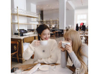 Jennie下午茶萌照，意圖使粉絲們看到融化，右為同團女星Lisa。