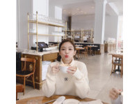 Jennie穿香奈兒白色高領毛衣飛出國，又穿這套去喝下午茶。