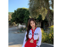 Jennie身材超好，單穿針織衫還只扣兩顆釦子，螞蟻腰一丁點贅肉都沒有，讓人超羨慕。