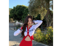 Jennie身材超好，單穿針織衫還只扣兩顆釦子，螞蟻腰一丁點贅肉都沒有，讓人超羨慕。