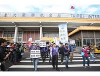 各工會聲援機師工會罷工並繞行松山機場。（圖／記者季相儒攝）
