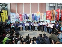 各工會聲援機師工會罷工並繞行松山機場。（圖／記者季相儒攝）