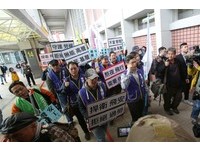 各工會聲援機師工會罷工並繞行松山機場。（圖／記者季相儒攝）