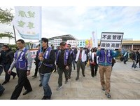各工會聲援機師工會罷工並繞行松山機場。（圖／記者季相儒攝）