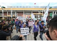 各工會聲援機師工會罷工並繞行松山機場。（圖／記者季相儒攝）