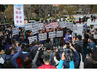 交通部前方，支持機師罷工人員抵達現場喊口號。（圖／記者屠惠剛攝）