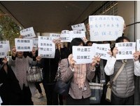 交通部前，數名華航工作人員反對罷工，他們聚集在附近喊口號。（圖／記者屠惠剛攝）