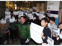 交通部前，數名華航工作人員反對罷工，他們聚集在附近喊口號。（圖／記者屠惠剛攝）