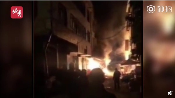 老闆過年放炮射到自家「鞭炮庫」　商店起火大爆炸燒死5人。（圖／翻攝自大陸《北京青年報》的秒拍）