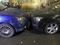 大李1方的蕭姓友人（20歲）以為己方人數是對方的2倍多，繼段地拿著道具槍跟小李叫囂、挑釁。