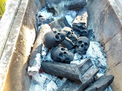 燃燒的木炭內有「頭骨」？模型展上骷髏木炭引熱議　誤以為是社會案件