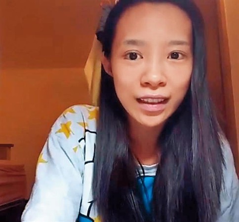 茵茵直播公開素顏,和化妝後簡直判若兩人,曾素顏出國被海關攔下,認為跟護照照片不符。(翻攝自茵茵臉書)